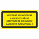 Výstražná bezpečnostní tabulka s textem: "Viditelné a neviditelné laserové záření Nedívejte se do svazku Laserové záření třídy 2"