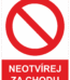 Zákazová bezpečnostní tabulka symbol s textem: "Neotvírej za chodu"