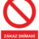 Zákazová bezpečnostní tabulka symbol s textem: "Zákaz snímání krytu za chodu"