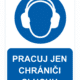 Pracuj s chrániči sluchu ISO 7010
