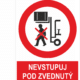Nevstupuj pod zvednutý náklad