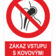 Zákaz vstupu s kovovými implantátmi ISO 7010