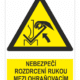 NEBEZPEČÍ Rozdrcení rukou mezi ohraňovacím lisem a materiálem - ISO 7010